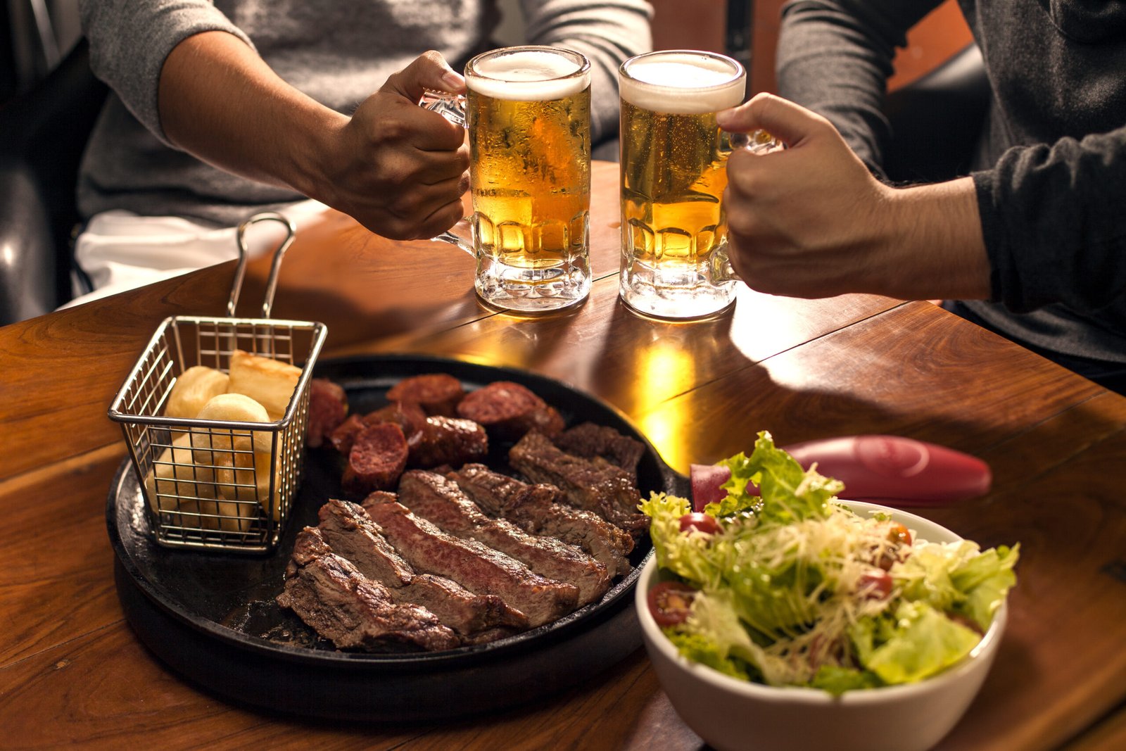 Cervejas que Jogam Junto Como Harmonizar Seu Churrasco com a Cerveja Certa para Explodir o Sabor na Brasa